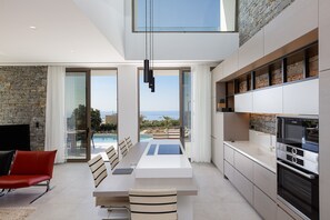 ثلاجة، ميكروويف، فرن، موقد طهي مسطح