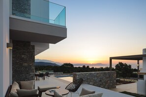 Outdoor dining - Impeccable design, total privacy & heated pool with sea views (Rethymno)