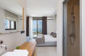 4 عدّة غرف نوم ومكواة/لوح كي وسرير سفر وخدمة الإنترنت