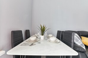 Maison | Repas dans la chambre