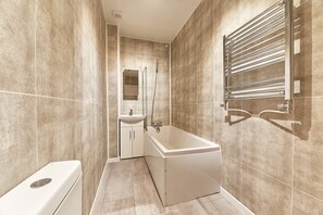 Casa | Baño | Tina con regadera, toallas, jabón, shampoo