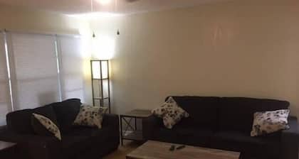 Comfortable 3 bedroom close to Base! Sleeps 6