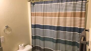 Baignoire, sèche-cheveux, serviettes fournies