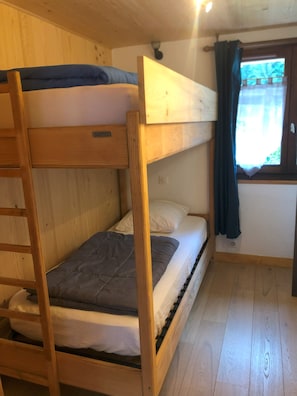 3 chambres, fer et planche à repasser, Wi-Fi, draps fournis