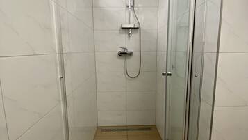 Dusche, Haartrockner, Toilettenpapier