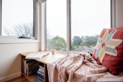 Modern Self Contained Unit Views, Parking and WiFi