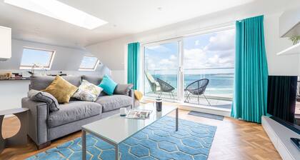 Porthia Penthouse, 2 bedrooms, 2 bathrooms, sea views, parking and free WiFi