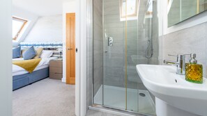 Combined shower/bathtub, hair dryer, towels