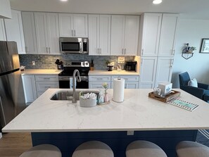 Frigorífico, microondas, horno y placa de cocina