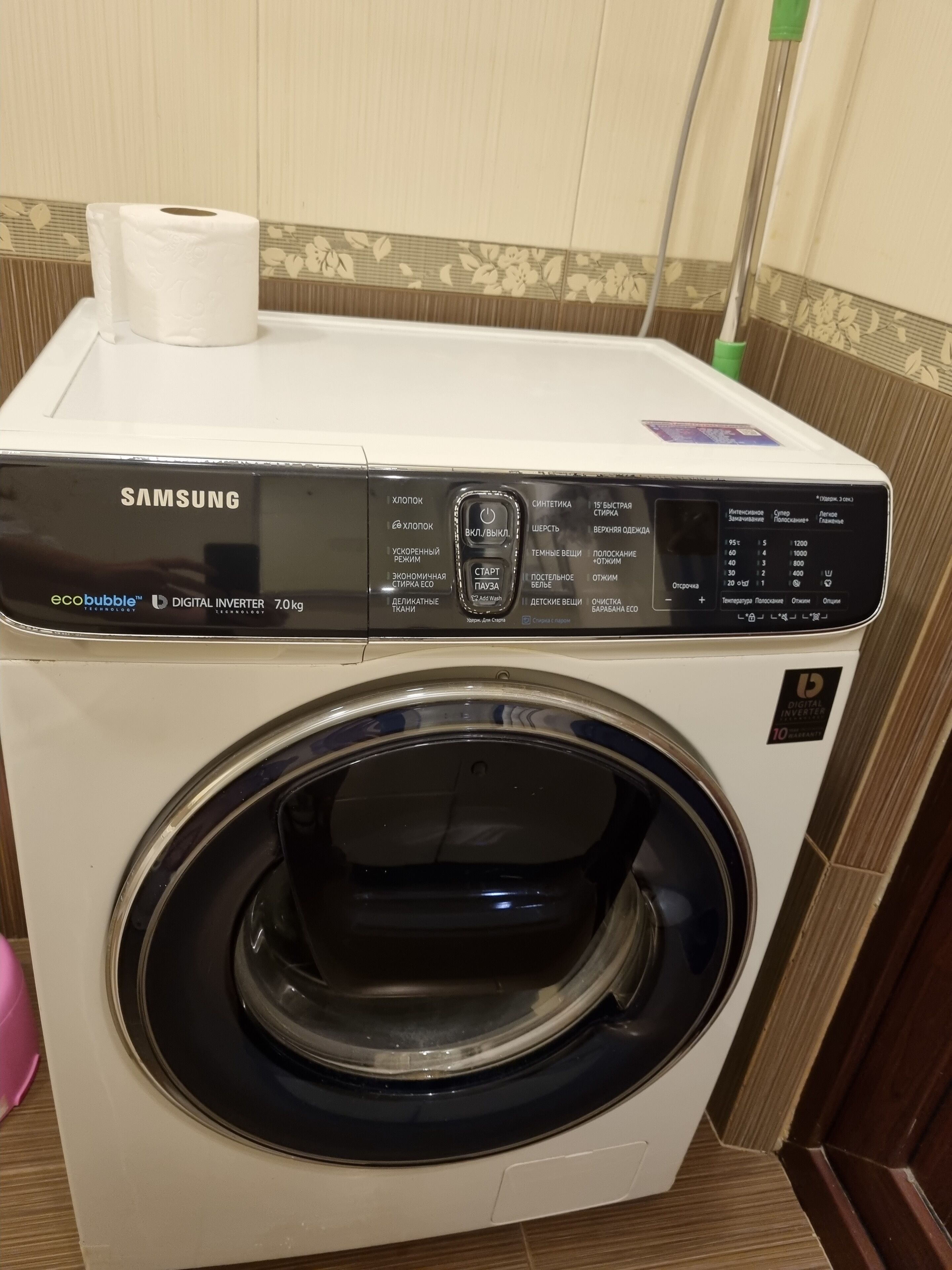 Eine Samsung Eco-Bubble Digital Inverter Waschmaschine mit Bedienfeld, weißem Gehäuse und einer schwarzen Trommel.
