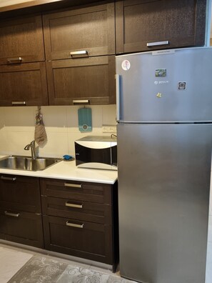 Fridge, microwave, oven, cookware/dishes/utensils