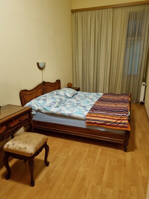 3 chambres, fer et planche à repasser, lit de bébé portatif