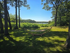 Property grounds - 1 Bedroom Hamptons Waterfront Cottage Rental (Hampton Bays)