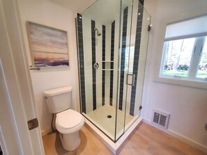 Shower, hair dryer, towels, soap - 1 Bedroom Hamptons Waterfront Cottage Rental (Hampton Bays)