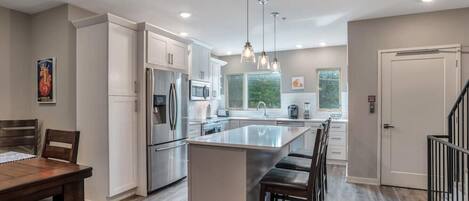 Jääkaappi, mikroaaltouuni, uuni, liesi