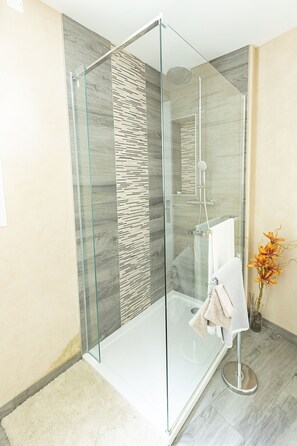 Shower, towels, soap, toilet paper - Peaceful haven with jacuzzi 500 metres from the sea (Sausset-les-Pins)