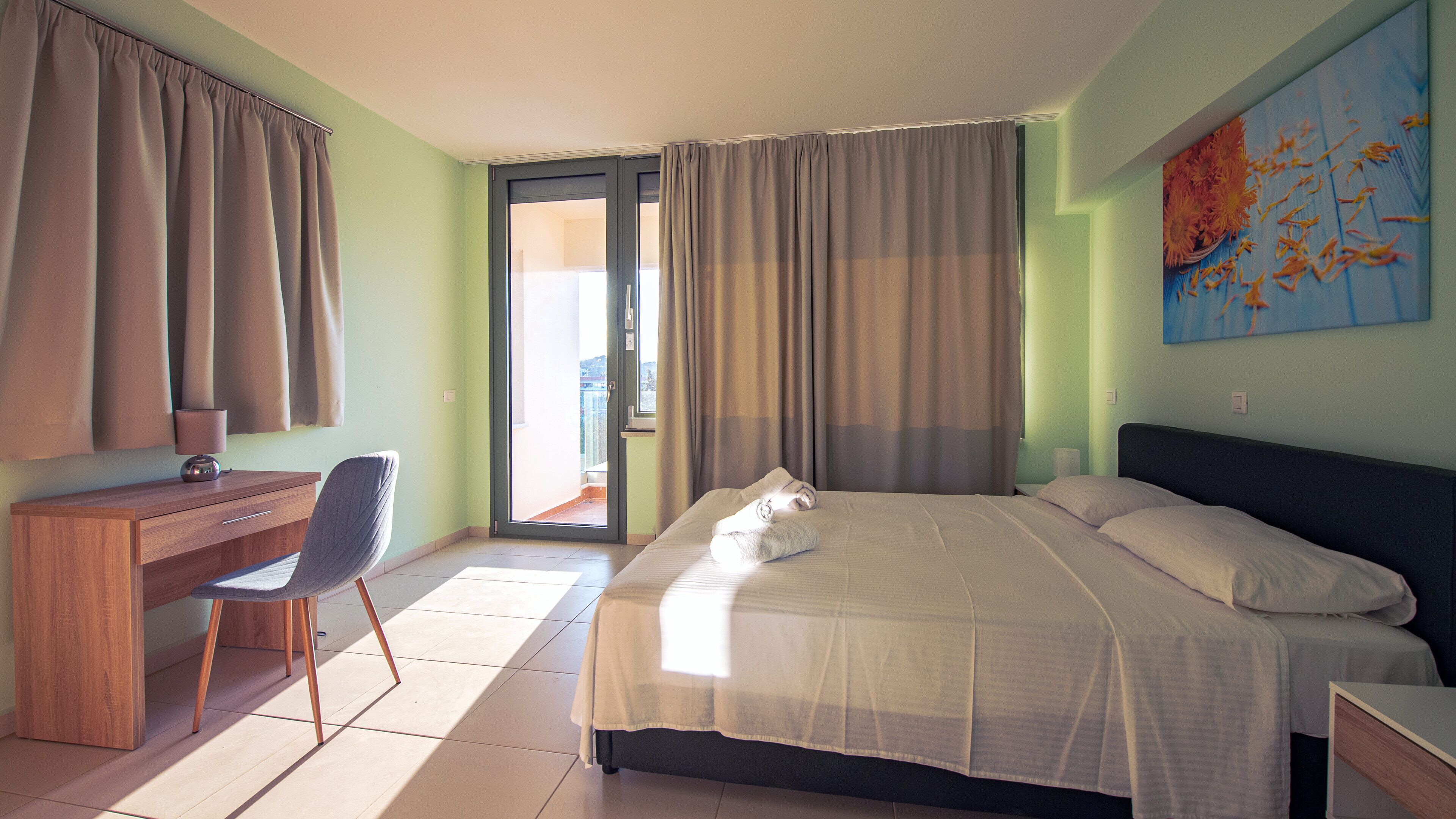 2 soverom, skrivebord, reiseseng for barn og wi-fi (inkludert)