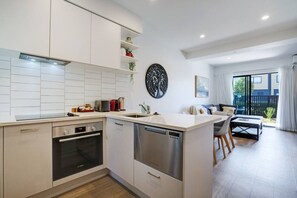 Geladeira, micro-ondas, fogão, cooktop