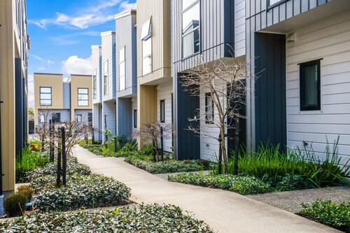 12/47A Huntington Drive