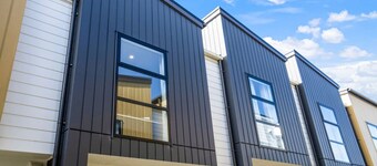 Huntington Townhouse with Patio and Parking