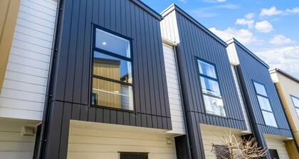 Huntington Townhouse with Patio and Parking