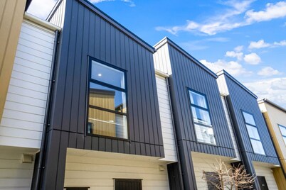 Huntington Townhouse with Patio and Parking