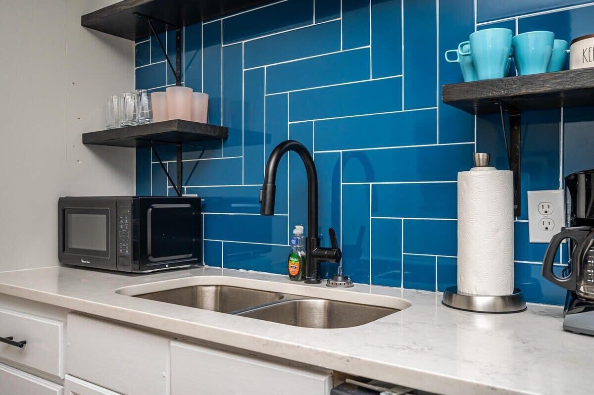 Réfrigérateur, four à micro-ondes, un four, surface de cuisson