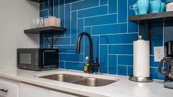 Réfrigérateur, four à micro-ondes, un four, surface de cuisson