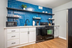 Frigorífico, microondas, horno y placa de cocina