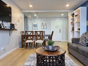 TV, offices - Spacious Downtown Atlanta Condo with Views (Atlanta)