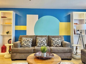 TV, offices - Spacious Downtown Atlanta Condo with Views (Atlanta)