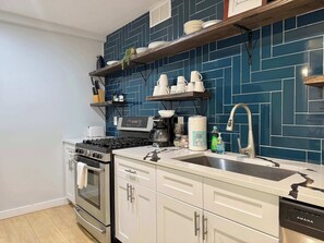 Fridge, microwave, oven, stovetop - Spacious Downtown Atlanta Condo with Views (Atlanta)