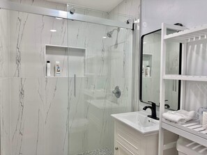Badewanne, Haartrockner, Handtücher, Shampoo