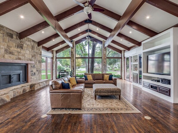 智能电视、壁炉、电子游戏、书