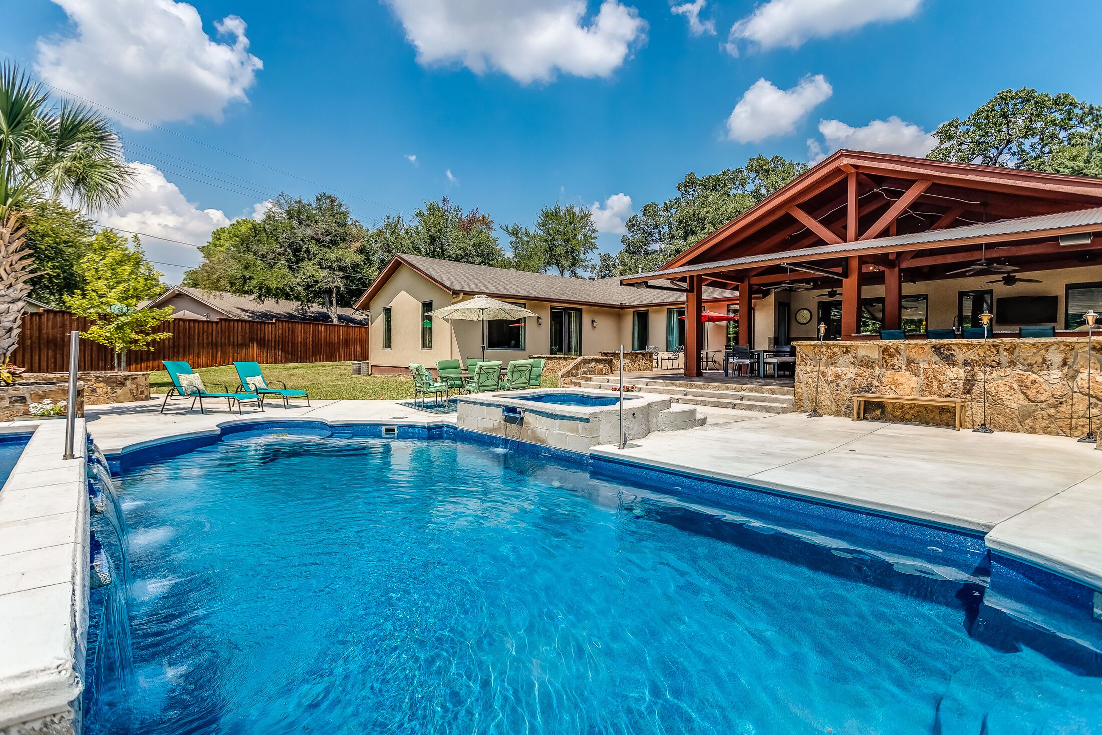 Beautiful Spacious Home with Private Pool and Hot Tub Easy Trip from Airport 