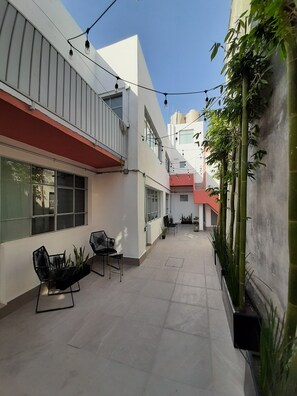 Terrace/patio - Cousy apartment with roof top, gym, grill, wifi near down town. (Heroica Puebla de Zaragoza)