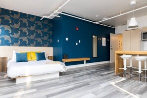Desk, WiFi, bed sheets - Sparkling Clean, Beautiful, Comfy and Cool in Highlands (Edmonton)