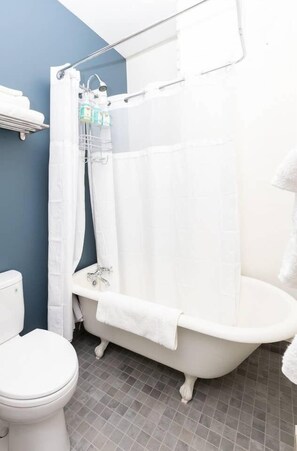 Bathtub, hair dryer, towels - Sparkling Clean, Cozy and Comfortable in Highlands (Edmonton)