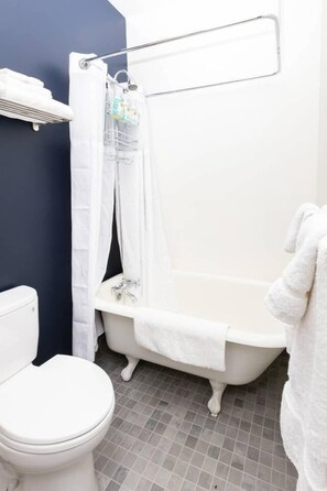 Badekar, hårføner og håndklær