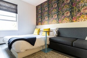 Desk, WiFi, bed sheets - Sparkling Clean, Central, Comfy & Quiet in Highlands (Edmonton)