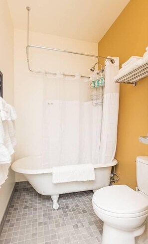 Baignoire, sèche-cheveux, serviettes fournies