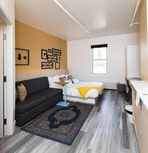 Desk, WiFi, bed sheets