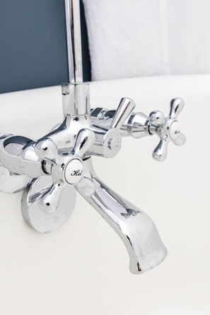 Desk, WiFi, bed sheets