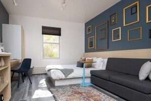 Een bureau, wifi, beddengoed