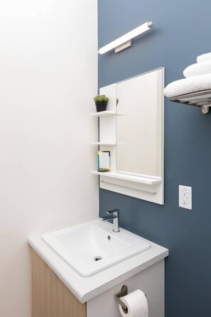 Een bad, een haardroger, handdoeken