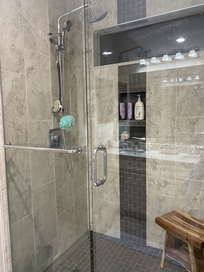 Douche, sèche-cheveux, serviettes fournies, savon