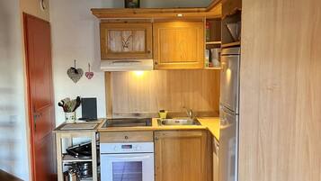 冷蔵庫、電子レンジ、オーブン、コンロ