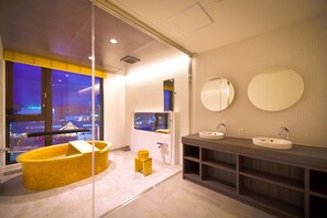 Suite, niet-roken | Badkamer | Gratis toiletartikelen, een haardroger, pantoffels
