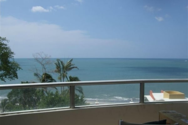 Sundowners on our
deck spell bliss!