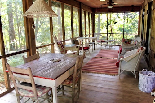 Red Creek Getaway 2 houses on 500 acres, with hot tub and access to 5 sandbars!